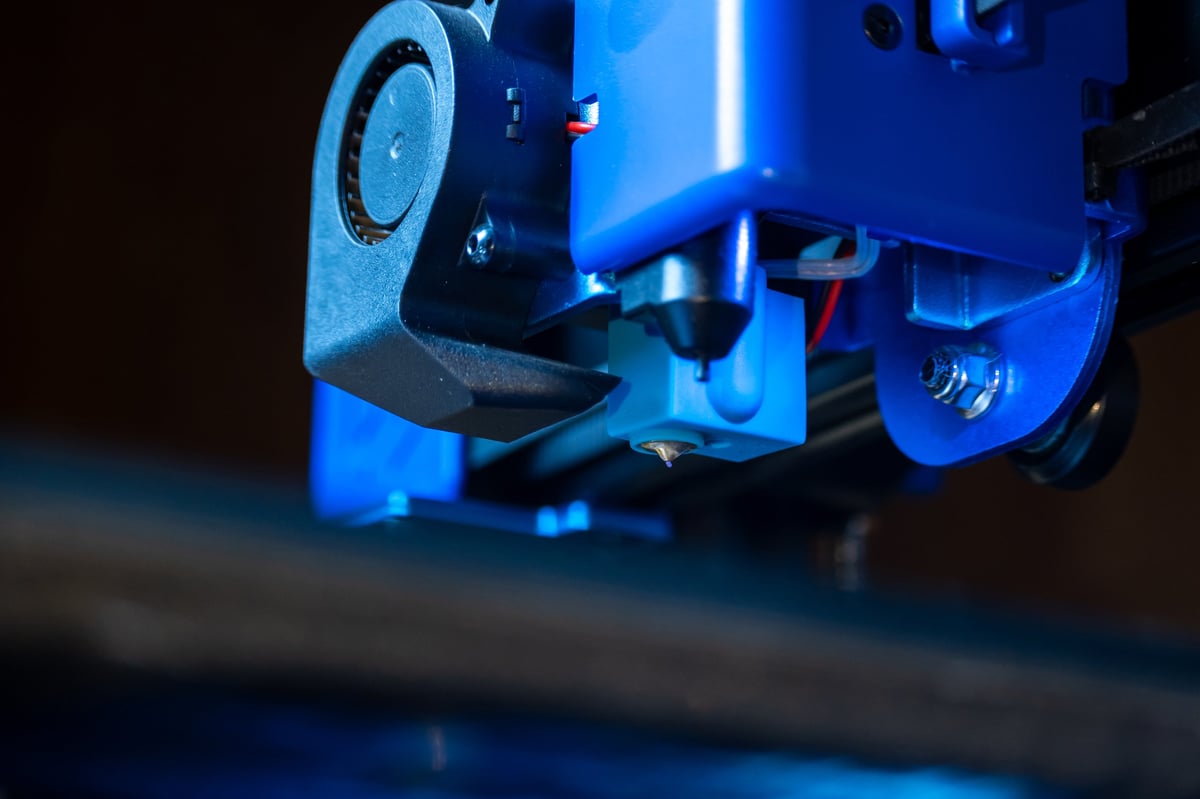 Zbliżenie na ekstruder drukarki 3D